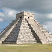 El Castillo, pyramide de Kukulkan, Chichen Itza http://www.crystalinks.com/pyramidmesoamerica.html Temple du Jaguar, Tikal http://www.crystalinks.com/pyramidmesoamerica.html La date de fin du compte long maya D’un point de vue purement archéologique, le compte long maya prend fin le 21 décembre 2012 (en fait entre le 21 et le 23 décembre 2012 selon les différentes estimations qui ont été faites concernant la date de commencement du compte long). A la lumière de certaines observations archéologiques et de l’étude de la logique du calendrier maya, Carl Calleman a remis cette date en question. Ses arguments sont exposés dans l’article The question of the Mayan calendar end date (version française). Dès lors, et selon ses conclusions, un autre date se fait jour : le compte long s'achèverait le 28 octobre 2011, ce qui est tout à fait compatible avec les sources mayas actuelles pour qui la fin du compte long se situerait entre “maintenant et 2015”. En jaune apparaît la date TZOLK’IN : 4-AHAU La zone verte contient les “suppléments de date” (seigneur de la nuit et calendrier lunaire). La date du HAAB apparaît en rose. (ici le 8 KUMK’U, donc la date de début du Compte Long). Enfin la zone ocre contient l’événement relier à cette date : “apparaîtra l’image de” (ou “sera mis en ordre”) “toutes les années écoulées”. Merci à Mark Van Stone pour les précisions apportées. Les 9 Ondes d’évolution de la Conscience la théorie de Carl Calleman L’INTERPRETATION MODERNE - CARL CALLEMAN INTRODUCTION - ELEMENTS ARCHEOLOGIQUES - LES ONDES D’EVOLUTION DE LA CONSCIENCE - L’ARBRE DE VIE - LA NEUVIEME ONDE L’ACCELERATION DU TEMPS - CALENDRIERS DES ONDES - SITES ET BLOGS - IAN LUNGOLD CONFERENCES : AIX EN PROVENCE (SEPT 2010) - PARIS (MAI 2011) INTERVIEWS : SEATTLE (JUIN 2011) - PARIS (AOUT 2011)